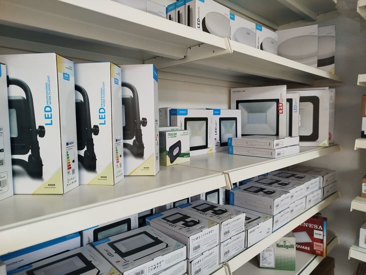 LED-reflektorok és lámpák a szaküzlet polcán